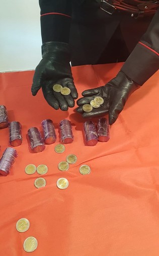 Le monete sequestrate dai Carabinieri Le monete sequestrate dai Carabinieri