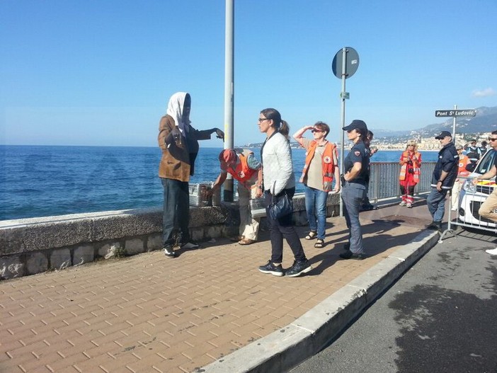 Ventimiglia: notte tranquilla sia al confine che in stazione, riprendono le trattative per spostare i migranti dagli scogli