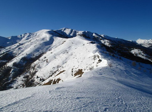 Orme di neve sul Monega: domenica un’escursione con le racchette da neve sulla vetta del Monte Monega