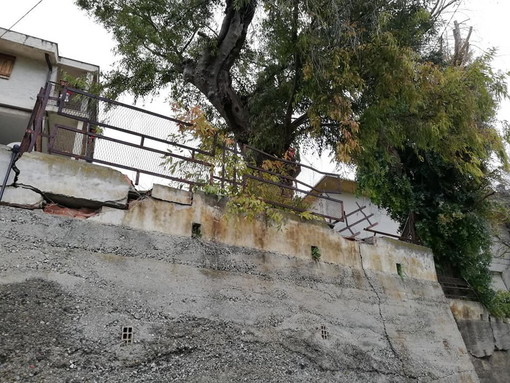 Ventimiglia: a rischio cedimento i muri dell'ex scuola di San Lorenzo, l'appello del Comitato 'Magliocca Gallardi' (Foto)