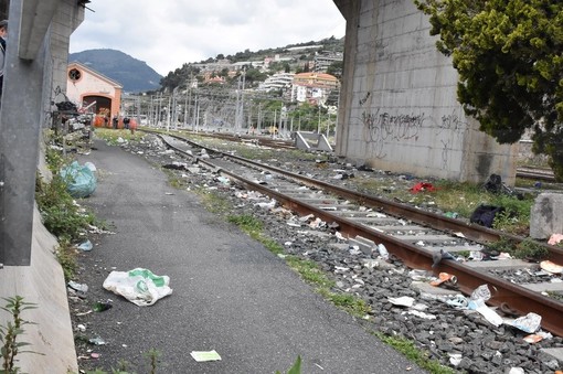 Ventimiglia: migranti sulla ferrovia occupano anche un fabbricato, a rischio il parcheggio di San Secondo