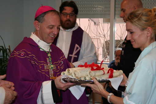 Vallecrosia: ieri la Santa Messa di Natale a 'Casa Rachele' con il Vescovo Antonio Suetta (Foto)