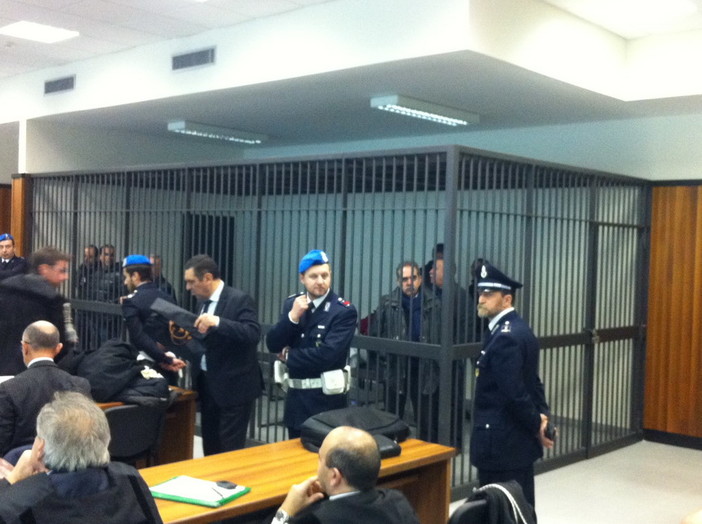 Mafia e Politica: dalla cartolina di auguri al presunto boss, agli incontri filmati dai carabinieri. Ricostruiti rapporti diretti e indiretti dei politici locali Mafia e Politica: dalla cartolina di auguri al presunto boss, agli incontri filmati dai carabinieri. Ricostruiti rapporti diretti e indiretti dei politici locali