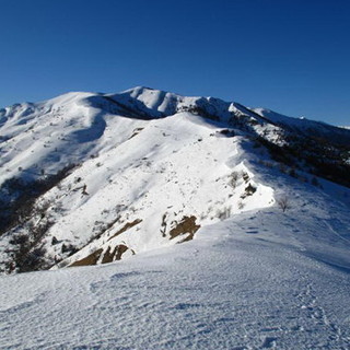 Orme di neve sul Monega: domenica un’escursione con le racchette da neve sulla vetta del Monte Monega