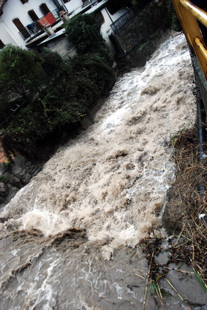 Sanremo: maltempo su tutta la provincia, un fiume vero e proprio in via Duca degli Abruzzi