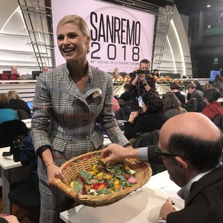Michelle Hunziker consegna le spille con i fiori ai giornalisti