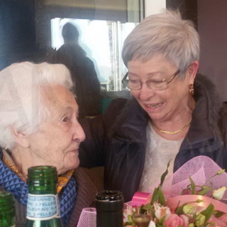 Sanremo: i 100 anni di Margherita Garello, omaggio floreale dall'Assessore Costanza Pireri