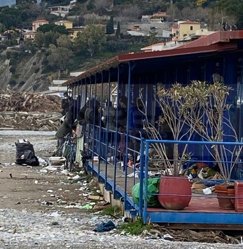 Migranti: si rifugiano dove possono a Ventimiglia, serve una soluzione ma dove? Intanto il fenomeno aumenta (Foto)