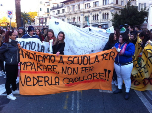 Sanremo: manifestazione studentesca nelle vie della città dei fiori, le immagini e le foto, alle 10.20 il corteo è terminato ed i giovani sono sul solettone Sanremo: manifestazione studentesca nelle vie della città dei fiori, le immagini e le foto, alle 10.20 il corteo è terminato ed i giovani sono sul solettone