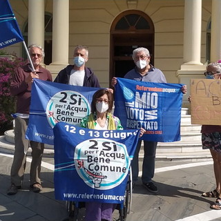 Imperia: sit-in sotto la Prefettura per chiedere, a 10 anni dal Referendum, che l'acqua sia 'bene comune' (Foto e Video)