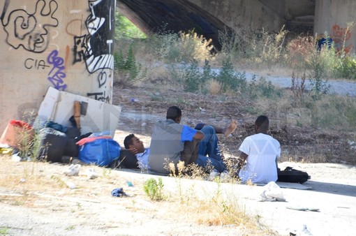 Ventimiglia: migranti nuovamente in aumento sul greto del Roya, il Prefetto "Accentrare tutto al Campo Roya" (Foto e Video) Ventimiglia: migranti nuovamente in aumento sul greto del Roya, il Prefetto "Accentrare tutto al Campo Roya" (Foto e Video)