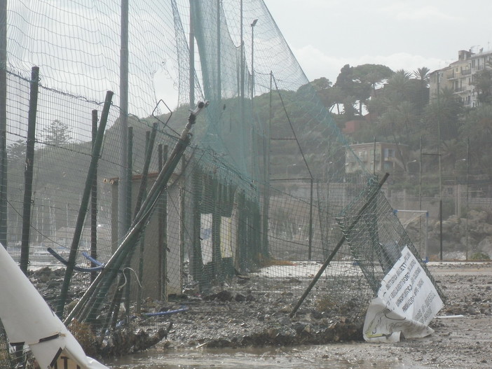 Mareggiata: si contano i danni da Ventimiglia a Bordighera: distrutta la rete del campo dell’Arziglia
