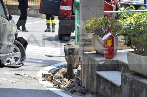 Sanremo: auto rompe una condotta del gas uscendo fuori strada, corso Inglesi chiusa per un'ora vicino ai Carabinieri