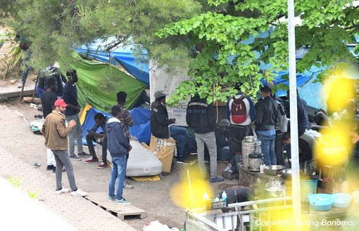 Ventimiglia: ieri lo sgombero ma oggi la situazione è tornata quella di prima a Grimaldi vicino al confine Ventimiglia: ieri lo sgombero ma oggi la situazione è tornata quella di prima a Grimaldi vicino al confine