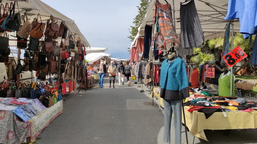 Bordighera: ieri un altro mercato senza clienti, ennesima foto di un mondo che riconosciamo più (Foto) Bordighera: ieri un altro mercato senza clienti, ennesima foto di un mondo che riconosciamo più (Foto)