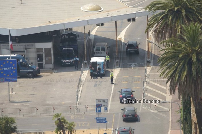 Migranti accuditi e militari tutto il giorno sotto il sole, l'opinione di un lettore: "Lo Stato? Chi l'ha visto?" Migranti accuditi e militari tutto il giorno sotto il sole, l'opinione di un lettore: "Lo Stato? Chi l'ha visto?"