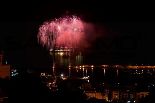 Sanremo: una serata di fuochi d'artificio per dare il via alla settimana del Festival