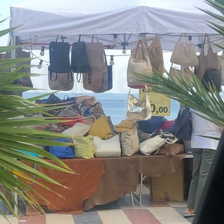 Sanremo: mercatino in corso Imperatrice. Un nostro lettore "Al termine alcuni punti del pavimento molto sporchi"