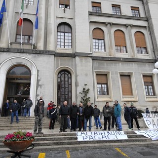 Imperia: ecco la protesta degli operai davanti al Comune