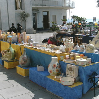 Santo Stefano al Mare: domenica prossima tornano le bancarelle con artigianato e curiosità Santo Stefano al Mare: domenica prossima tornano le bancarelle con artigianato e curiosità
