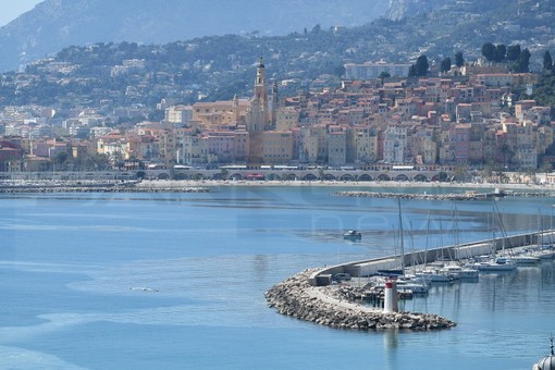 Rimozione di un ordigno bellico a Mentone: nuova mattinata di passione nonostante la riapertura della galleria Rimozione di un ordigno bellico a Mentone: nuova mattinata di passione nonostante la riapertura della galleria