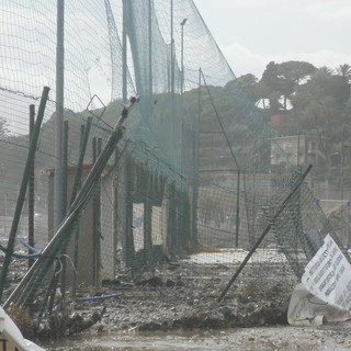 Mareggiata: si contano i danni da Ventimiglia a Bordighera: distrutta la rete del campo dell’Arziglia