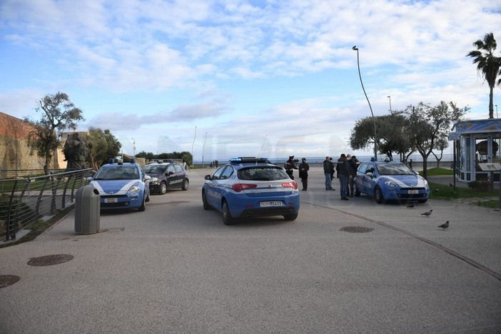 Sanremo: sparuto gruppo di manifestanti in Pian di Nave per dire no al 'Green Pass' (Foto) Sanremo: sparuto gruppo di manifestanti in Pian di Nave per dire no al 'Green Pass' (Foto)