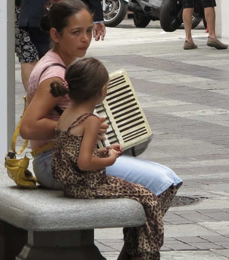 Sanremo: mendicanti in città, un lettore "Impossibile cacciare i romeni perchè comunitari!" Sanremo: mendicanti in città, un lettore "Impossibile cacciare i romeni perchè comunitari!"