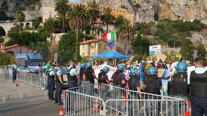Ventimiglia: contro i 'No Borders' esposti dei residenti ed ora anche dai commercianti di Latte e del confine Ventimiglia: contro i 'No Borders' esposti dei residenti ed ora anche dai commercianti di Latte e del confine
