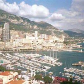 Scivola sugli scogli a Ventimiglia ritrovato a Montecarlo