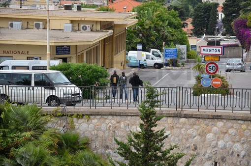 Ventimiglia: mentre a Ponte San Ludovico la Francia fa 'scudo', spinge i migranti all'ex frontiera di Ponte San Luigi