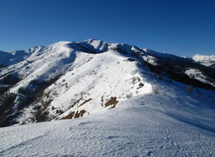 Orme di neve sul Monega: domenica un’escursione con le racchette da neve sulla vetta del Monte Monega