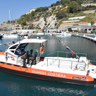 Ventimiglia: imbarcazione rimane incagliata in una rete, la Guardia Costiera soccorre 5 diportisti