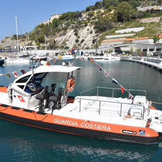 Ventimiglia: imbarcazione rimane incagliata in una rete, la Guardia Costiera soccorre 5 diportisti Ventimiglia: imbarcazione rimane incagliata in una rete, la Guardia Costiera soccorre 5 diportisti