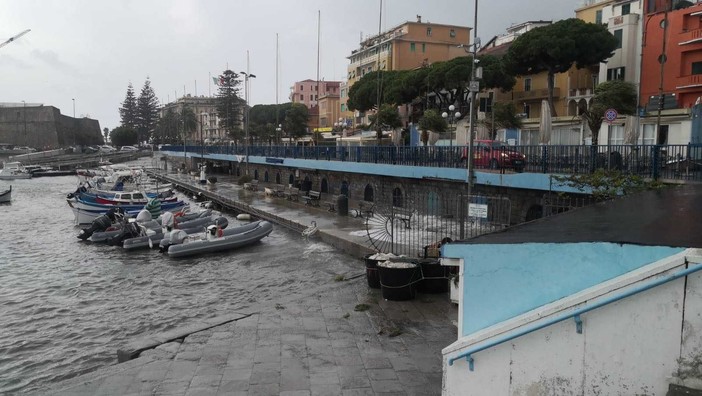 Sanremo: chiuso a scopo cautelativo il porto vecchio e la zona dei 'baretti' per evitare 'selfie' con le onde Sanremo: chiuso a scopo cautelativo il porto vecchio e la zona dei 'baretti' per evitare 'selfie' con le onde