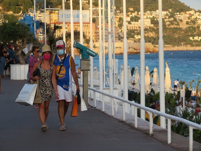 A Nizza scatta l'obbligo di indossare la mascherina in tutta la città, anche in spiaggia A Nizza scatta l'obbligo di indossare la mascherina in tutta la città, anche in spiaggia