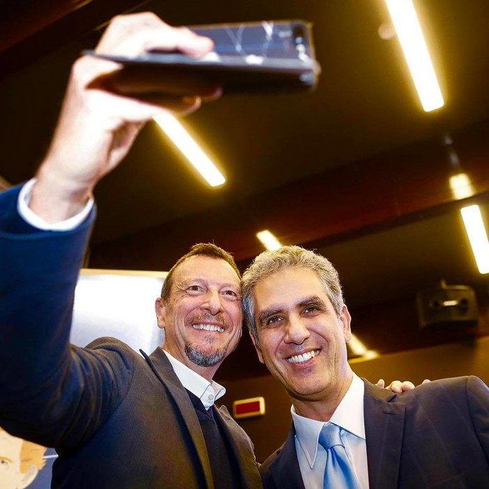 Marcello Foa durante un selfie con Amadeus al Festival 2020
