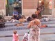 Sanremo: mendicanti con una miriade di cani in via Matteotti, non un bello spettacolo nel 'salotto buono' (Foto)