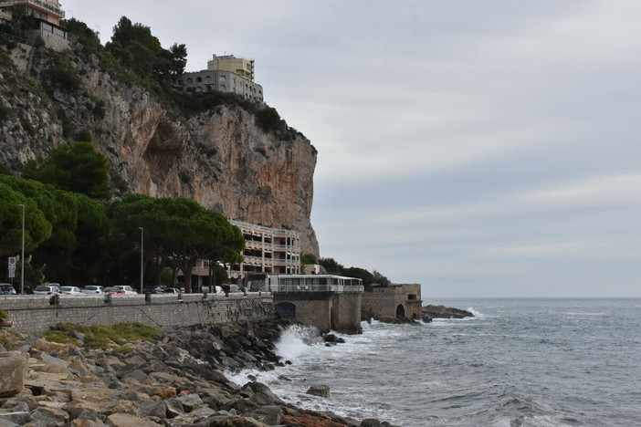 Ventimiglia, valico di San Ludovico chiuso per quattro mesi: frontalieri e imprese locali sul piede di guerra Ventimiglia, valico di San Ludovico chiuso per quattro mesi: frontalieri e imprese locali sul piede di guerra