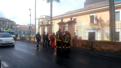 Imperia: protesta contro la Legge sullo Stalking, 38enne di Taggia minaccia di darsi fuoco di fronte al tribunale (Foto) Imperia: protesta contro la Legge sullo Stalking, 38enne di Taggia minaccia di darsi fuoco di fronte al tribunale (Foto)