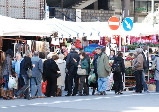 Sanremo: calca e spintoni al mercato del sabato di piazza Eroi, il racconto di un lettore