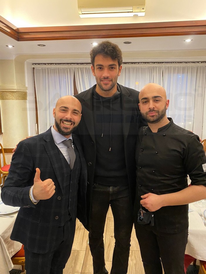 Sanremo: gamberi, 'branda' e spaghetti alle vongole stasera da 'Nicò' per Matteo Berrettini (Foto) Sanremo: gamberi, 'branda' e spaghetti alle vongole stasera da 'Nicò' per Matteo Berrettini (Foto)