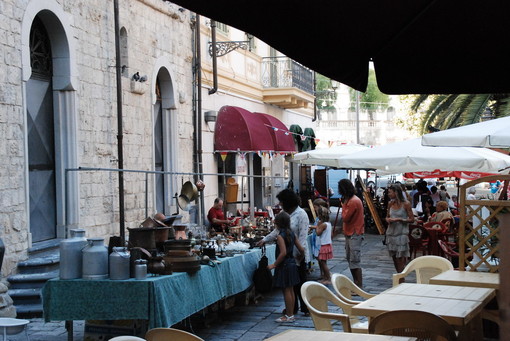 Bordighera: domenica prossima torna il 'Mercatino dell'Antiquariato' Bordighera: domenica prossima torna il 'Mercatino dell'Antiquariato'