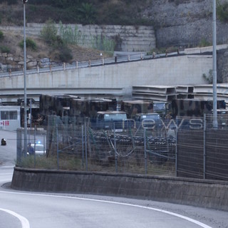 Taggia: convoglio militare scortato dai Carabinieri all'uscita dell'autostrada