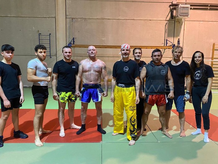 Nella foto, Mario Bianchi al centro con pantaloni gialli e bandana Nella foto, Mario Bianchi al centro con pantaloni gialli e bandana
