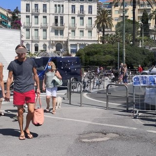 Sanremo: al mercato è obbligatoria la mascherina ma in molti non la portano, i francesi se ne infischiano totalmente (Foto)