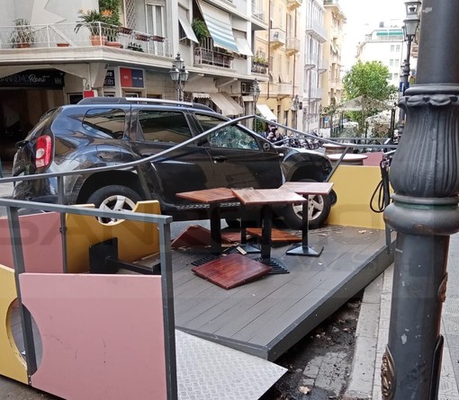 Sanremo: dimentica il freno a mano e l'auto distrugge un dehors finendo anche su alcuni scooter (Foto)