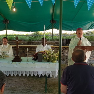 Triora: il Vescovo Suetta dona il Calice che fu di Don Antonio Lanteri alla comunità di Borniga (Foto) Triora: il Vescovo Suetta dona il Calice che fu di Don Antonio Lanteri alla comunità di Borniga (Foto)