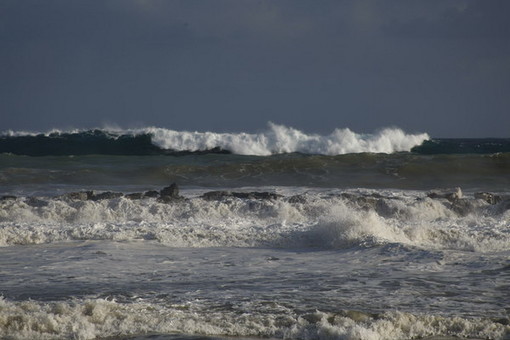 La costa della riviera di ponente spazzata ieri dal forte vento. qualche danno agli stabilimenti