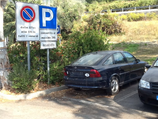 Bordighera: auto abbandonata senza targhe sulla piazzola all'ingresso dell'autostrada